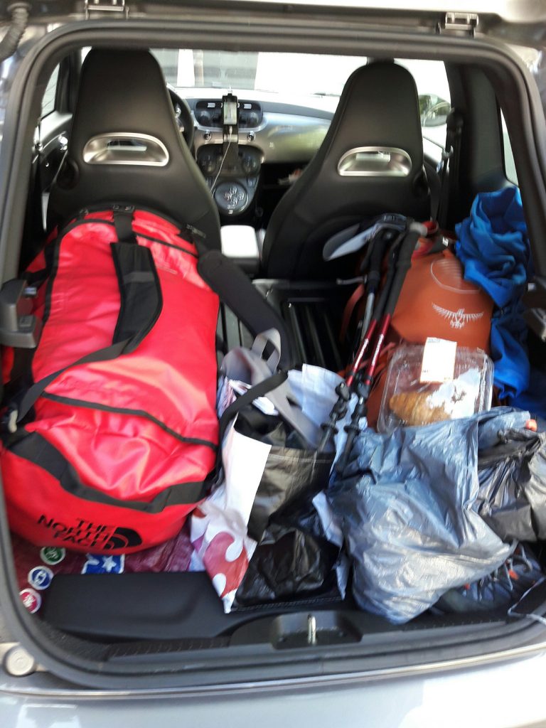 Soit la voiture est toute petite soit les sacs sont gros.