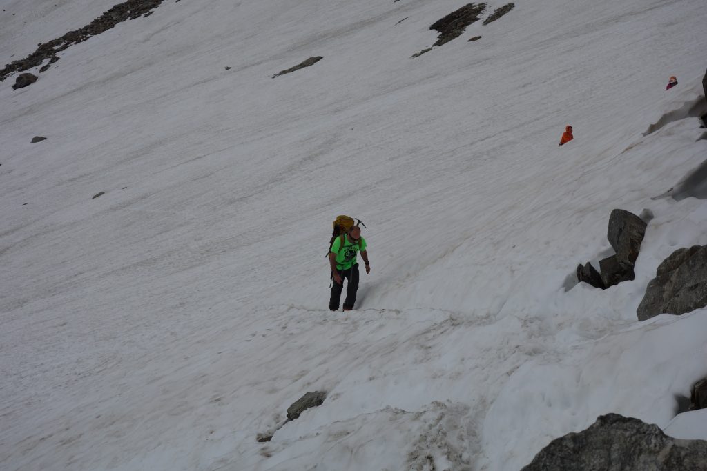 Un mec en t-shirt dans la neige