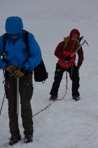 Pierrot et son piolet en fin de cordée juste derrière Jérôme.