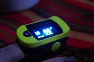 Une pince jaune