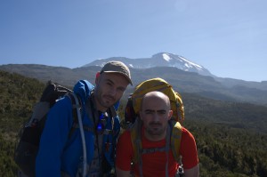 Des bogosses devant une montagne.