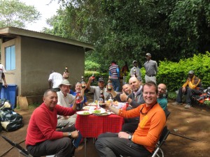 Des touristes souriants