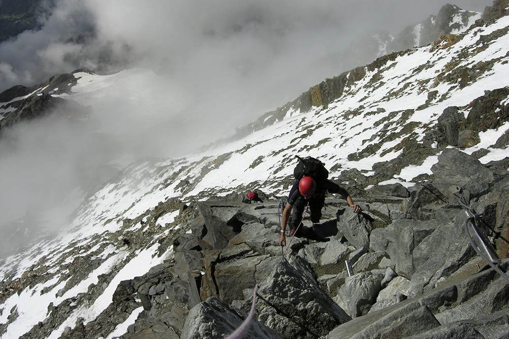 ascension_du_mont_blanc._passage_dans_les_cables_lors_de_la_montee_au_refuge_du_gouter